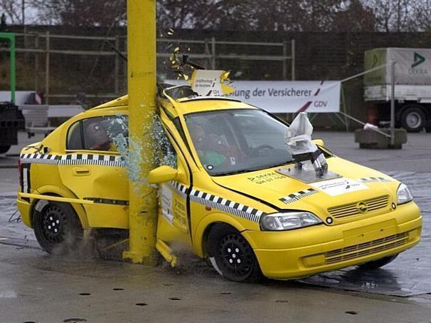 Beim Seitenaufprall mit 45 km/h drückte der Pfahl die Fahrzeugseite 41 Zentimeter weit ein. Foto: Auto-Reporter/GDV